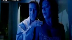 Le mâle crache la fille avec un tempérament chaud dans film italien porno gratuit différentes poses