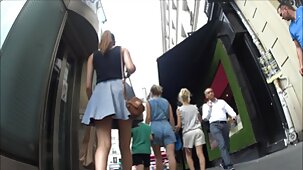 Écarter les jambes film porno en streaming vf devant la caméra, la bête nue clignote la chatte