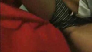 Une film porno vf streaming femme lubrique se masturbe avec des jouets sexuels et gémit