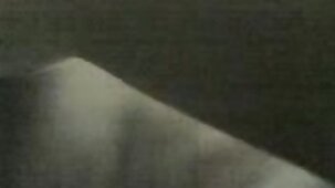 Coquine nue taquinant sa chatte dans la salle de bain film porno en streaming francais