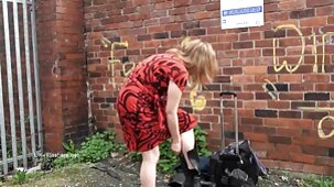 Une jeune femme curieuse film pornographique en francais s'entraîne à jouir de l'anal