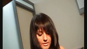 Le mec a baisé une nana film x viol gratuit aux gros seins dans un appartement de luxe
