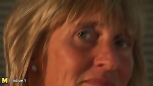 La demoiselle blonde s'est donnée dans le cul dans la nature porno français stream