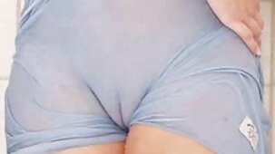 Un homme gonflé film porno français entier à bloc dans des poses inhabituelles fait frire une dame sur la table