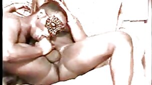 Hottie avec de bons seins porno francais gratuit streaming à cheval sur l'extrémité en caoutchouc